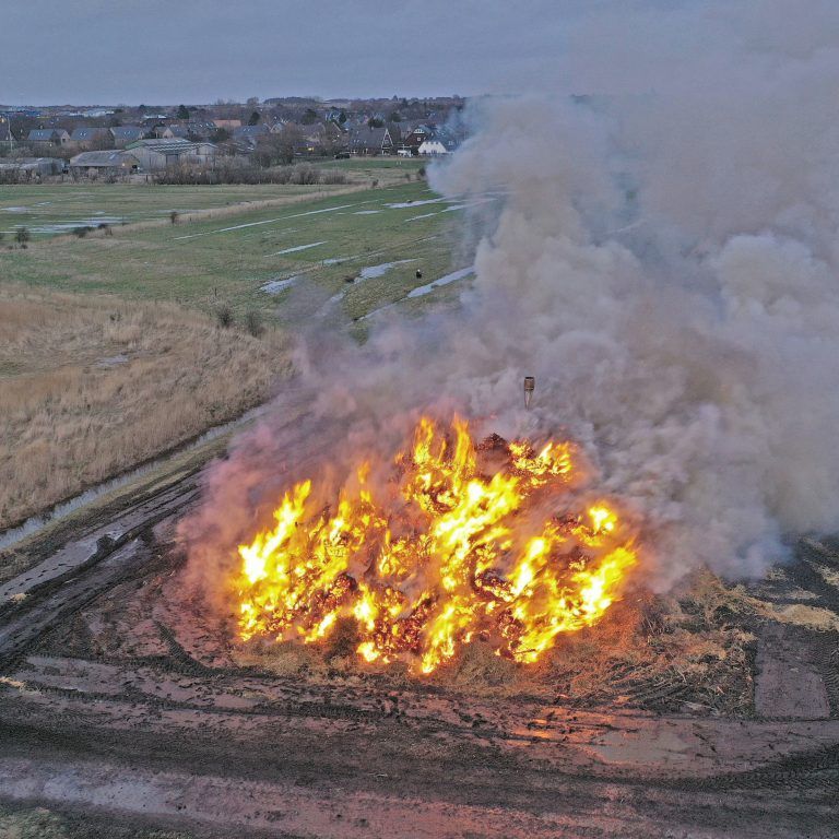 Eine Luftaufnahme eines großen Feuers auf einem Feld.