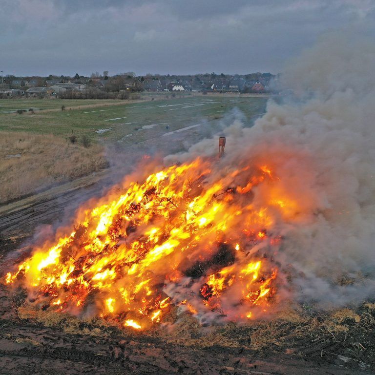 Eine Luftaufnahme eines großen Feuers auf einem Feld.