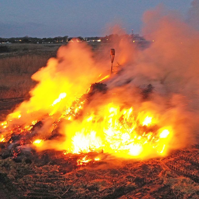 Eine Luftaufnahme eines Feuers auf einem Feld.
